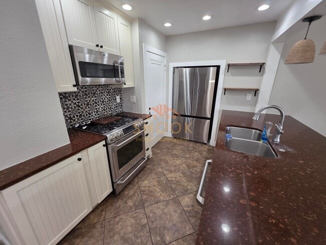 Building Photo - UNIQUE AND COZY 3 BR + BONUS ROOM HOME