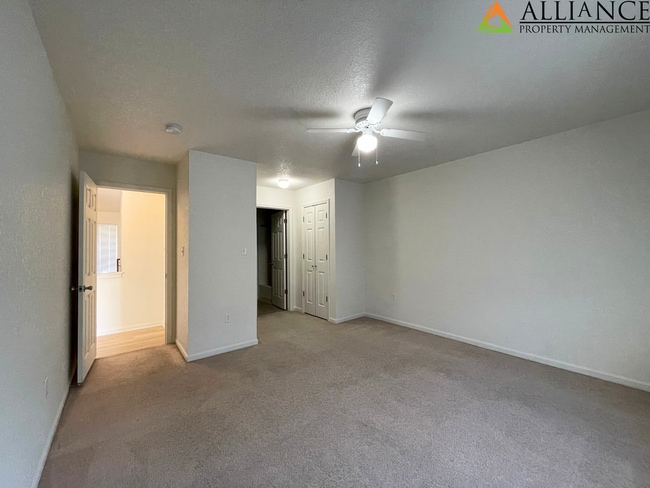 Building Photo - West Side Townhome!