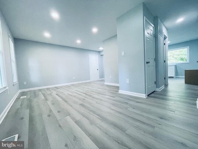 Building Photo - 1129 Edward Dr