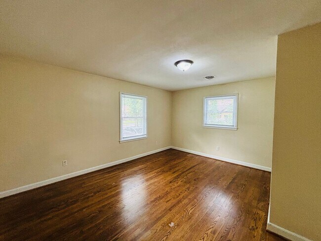 Building Photo - 613 Dehart St
