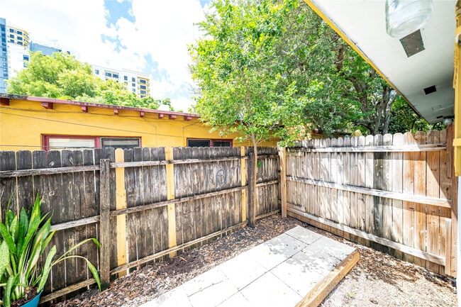 Building Photo - 420 NE 1st Ave.