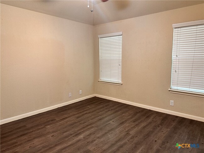 Building Photo - 2020 Meadow View Dr