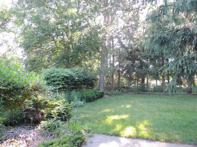 Building Photo - 2098 Yorktown Dr