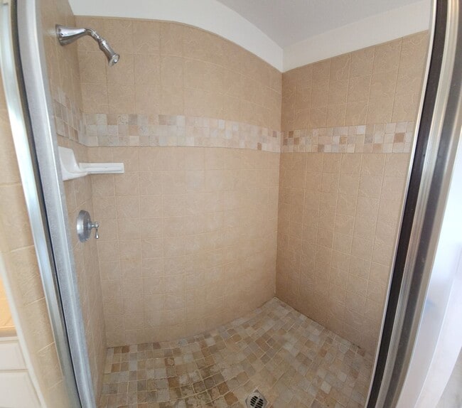 Building Photo - Contemporary Beautiful Spacious 4 bed 3 bath home