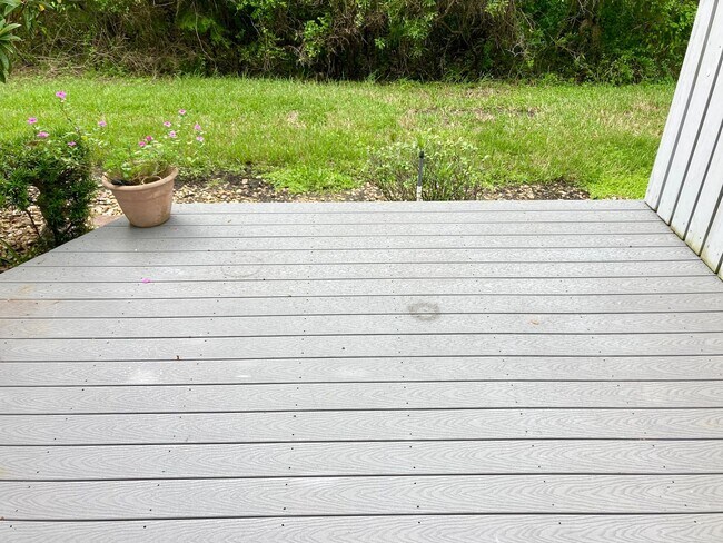 Building Photo - Two story condo with community pool!