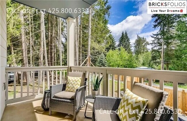 Building Photo - Stunning Three-Story Townhome in Lynnwood, WA