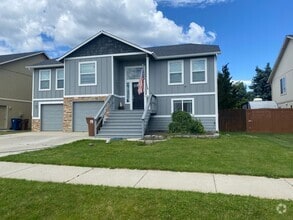 Building Photo - Beautiful 4-bedroom 2.5 bath home located ...