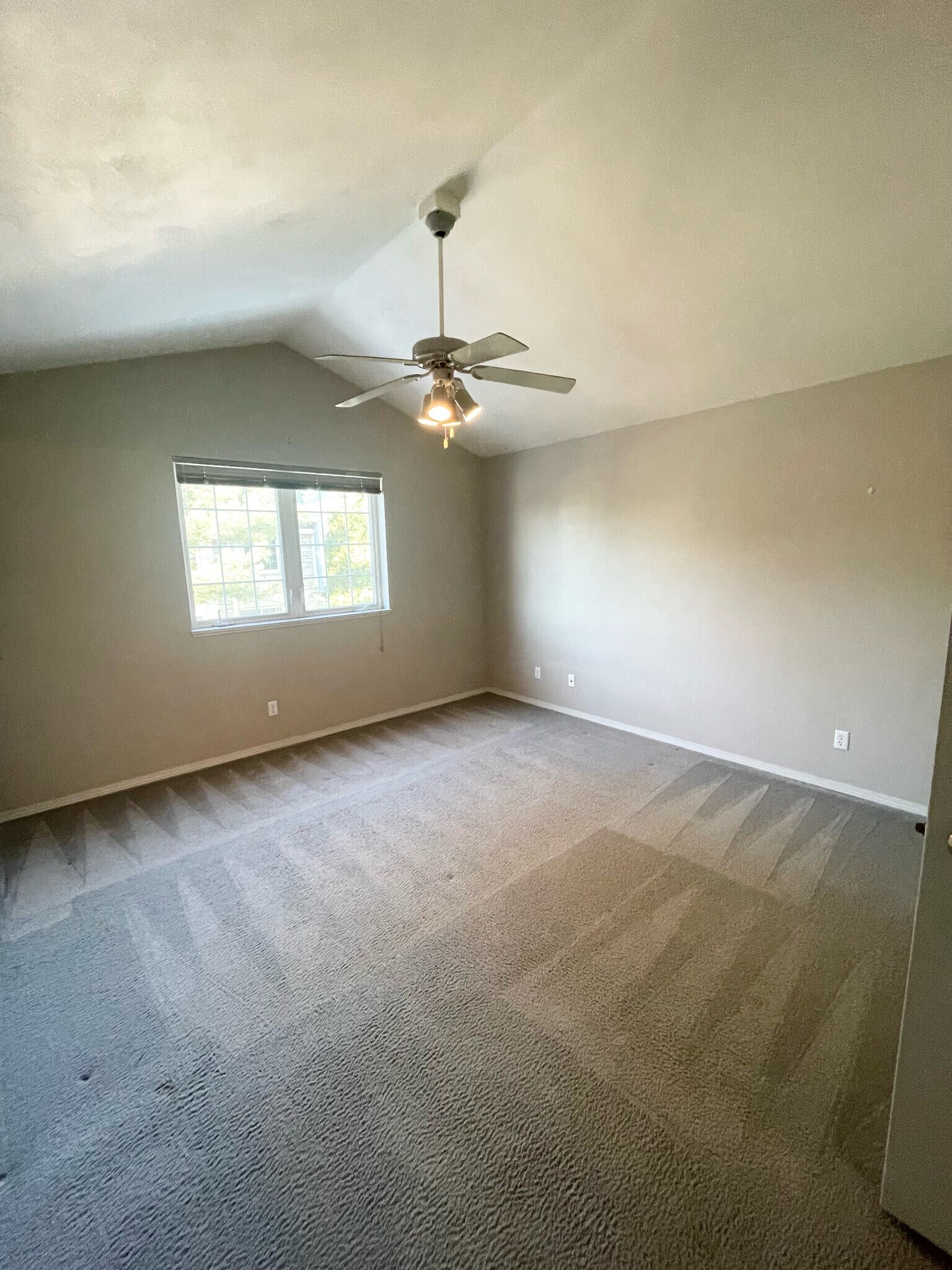 Building Photo - 2453 N Lynndale Dr
