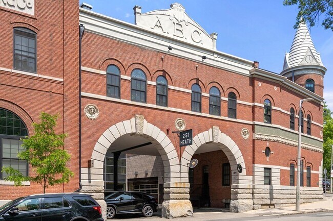 Building Photo - 245 Heath St