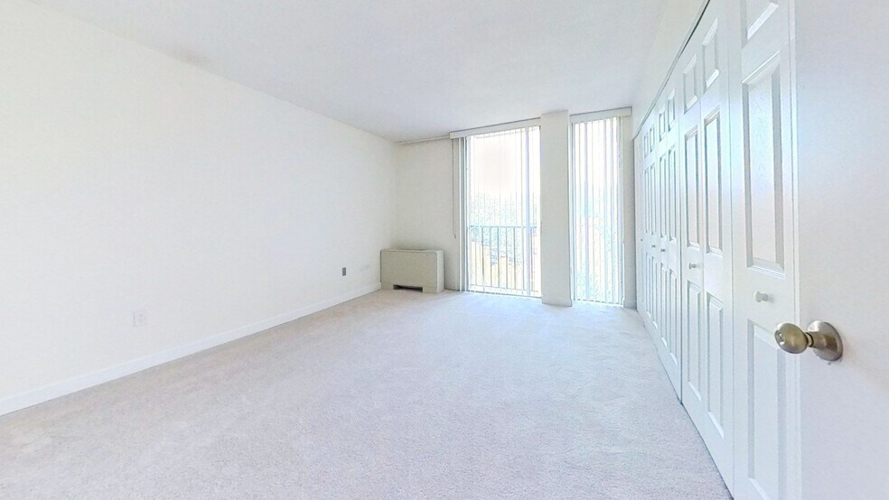 Primary bedroom - 4600 S Four Mile Run Dr