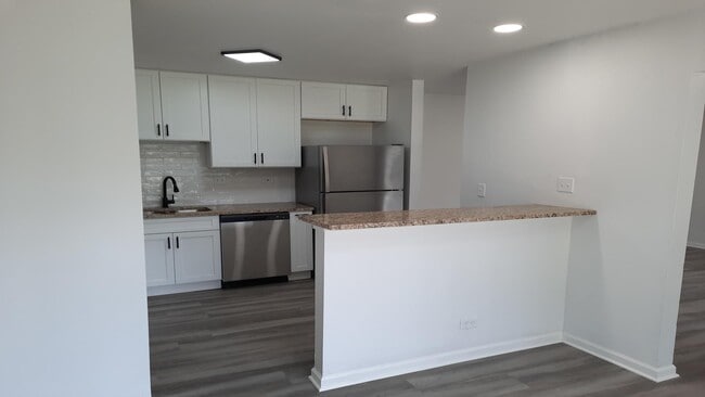 Building Photo - Spacious & Updated 2-Bed, 2-Bath Condo in ...