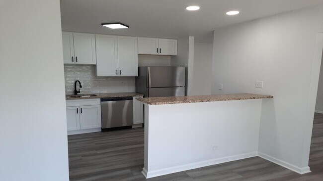 Building Photo - Spacious & Updated 2-Bed, 2-Bath Condo in Desirable Palatine Location