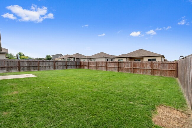 Building Photo - 8025 Hawthorn
