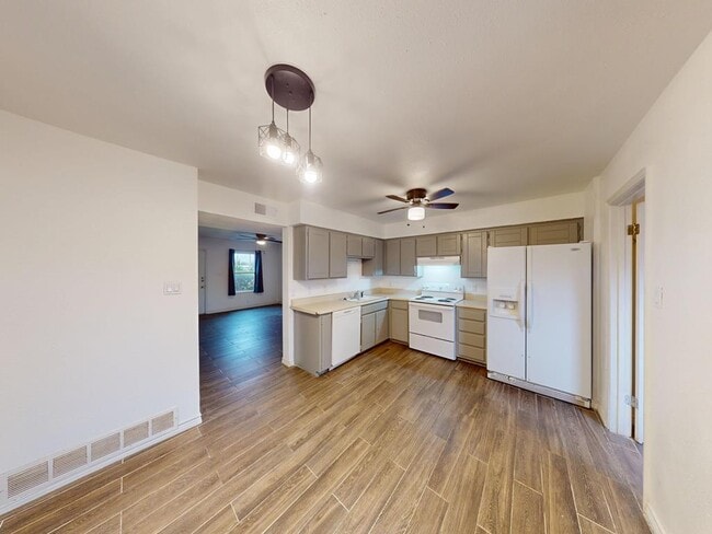 Building Photo - 728 SW 7th Pl