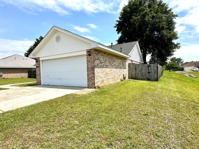 Building Photo - Spacious 3 bd/2 ba Open Floor Plan Home fo...