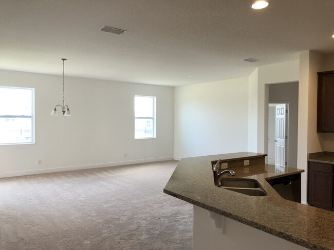 Building Photo - 4 BED HOME LOCATED IN WINTER GARDEN!