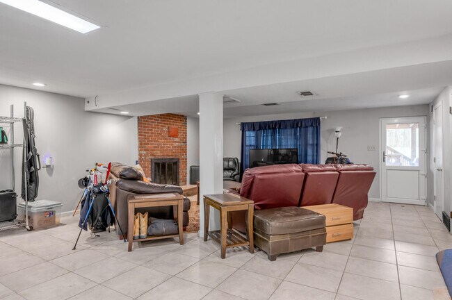 Building Photo - 653 Mt Vernon Dr