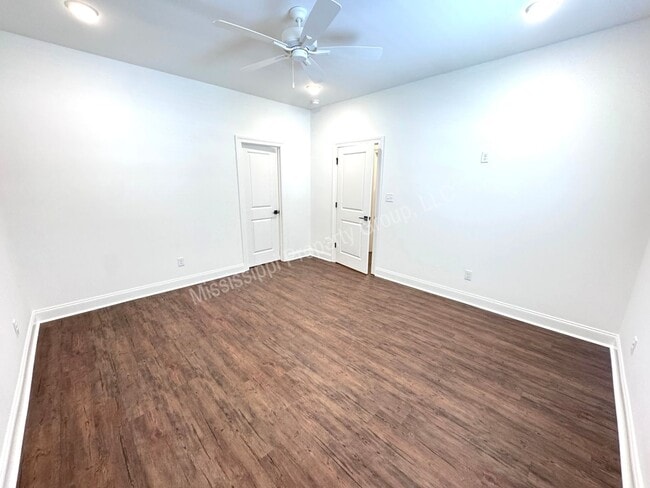 Building Photo - 3BR/3.5BA Stand Alone House in South Grove