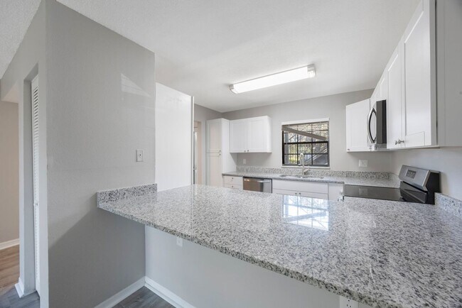 Building Photo - Newly Renovated 2 bedroom 2 bath within wa...