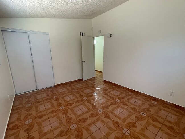 Building Photo - Apple Valley, 3 Bedroom, 2 Bathrooms, 1/2 acre property, Fully fenced