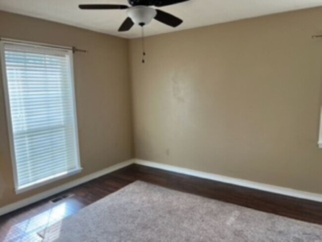 Building Photo - 3 Bedroom, 2 Bath home.