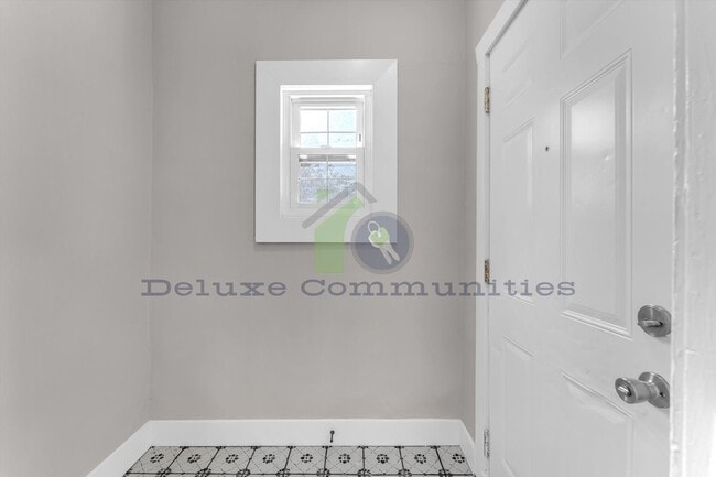 Building Photo - 724-724 Adams St SE