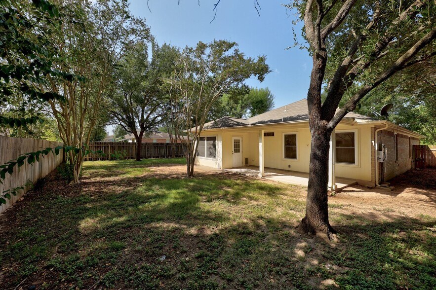 Building Photo - 301 Nicole Way