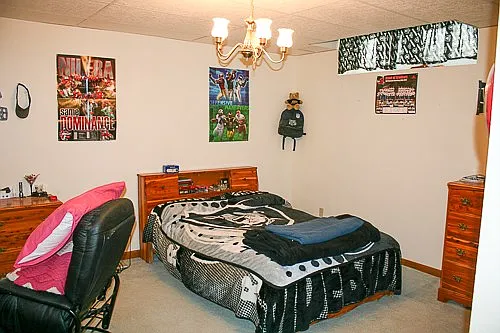 Building Photo - 300 E 5th St