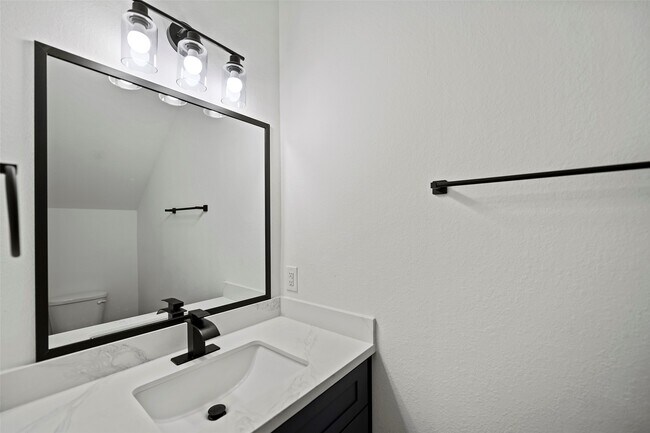 Building Photo - 1071 St Clair St