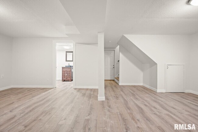 Building Photo - 6822 N Kimberly Dr