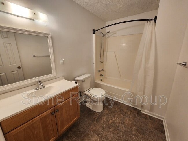 Building Photo - 2329 E Glenview Dr