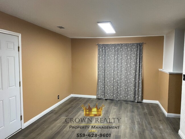 Building Photo - 1129 W Tulare Ave