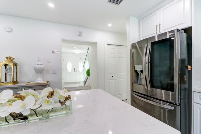 Building Photo - Fully Furnished 4-Bedroom Pool Home with Golf Course Views in Northdale
