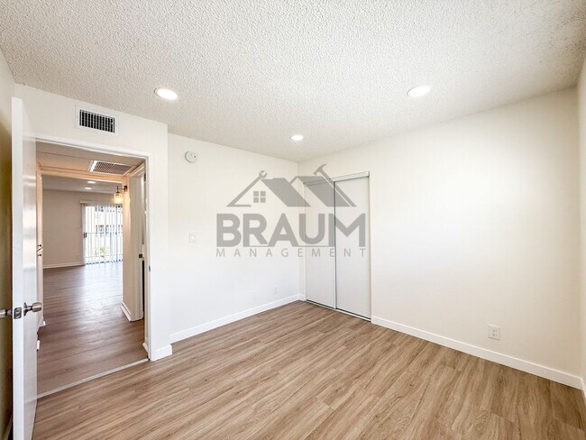 Building Photo - 14801 Delano St