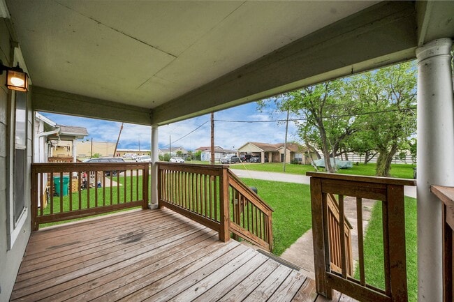 Building Photo - 201 W Pitts Ave