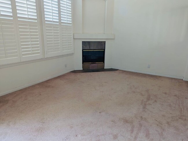 Building Photo - Amazing Downtown Torrance! - 3 bd / 2.5 ba...