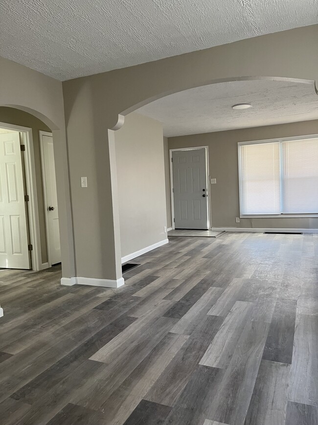 Building Photo - 1370 E 22nd Ave