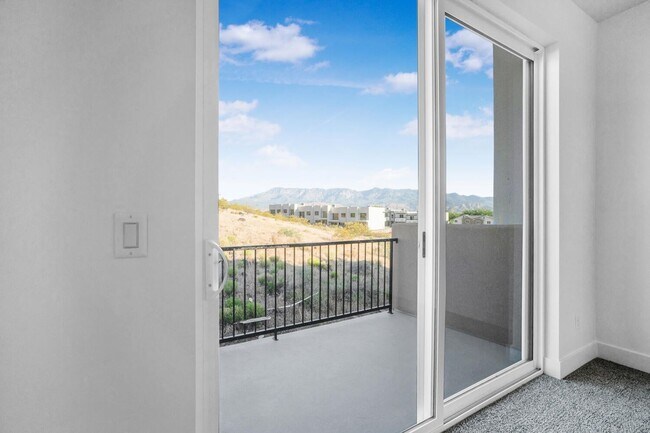 Building Photo - HURRICANE TOWNHOME - END UNIT