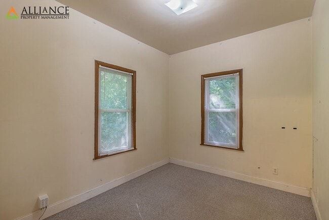 Building Photo - Perfect Location!