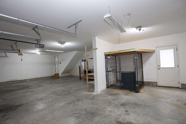 Building Photo - *Lease Special!* Fiber optic internet incl...
