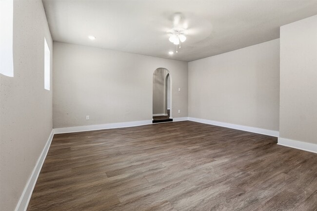 Building Photo - 4767 Beechaven St