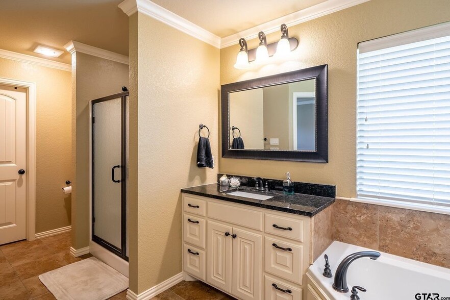 Building Photo - 121 Bois D Arc Dr