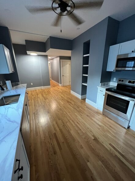 Eat-in kitchen with granite countertops and stainless steel appliances - 111 Falcon St