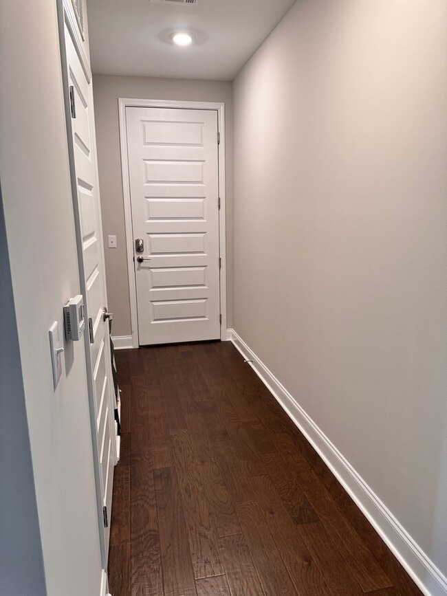 Building Photo - 2 Bed, 2 Bath Condo w/ Elevator Close to D...