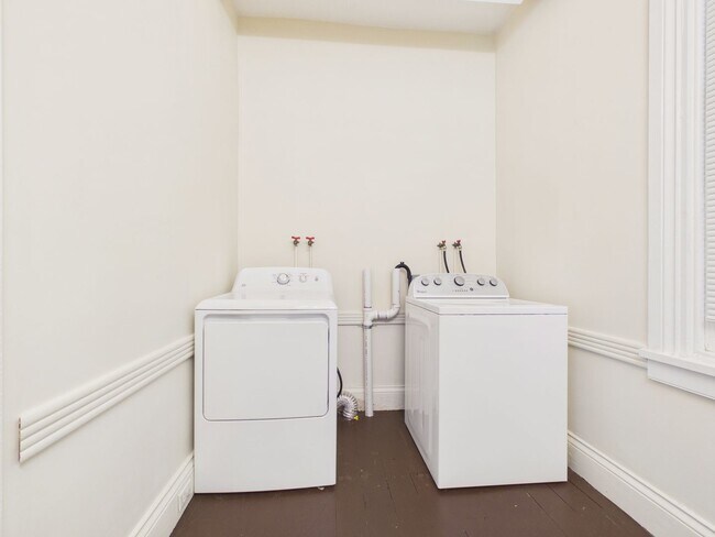 Building Photo - 221 N Spring St