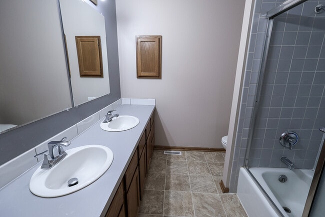 Building Photo - 5500 S 31st St