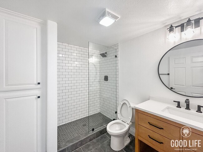 Building Photo - Gorgeous 1B/1BA condo w/ Washer/Dryer and ...