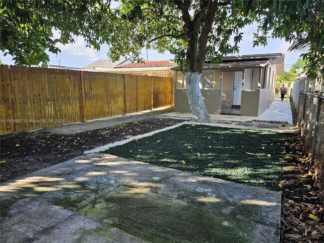 Building Photo - 7416 SW 21st St