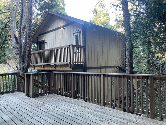 Primary Photo - Fabulous mountain retreat freeway close!