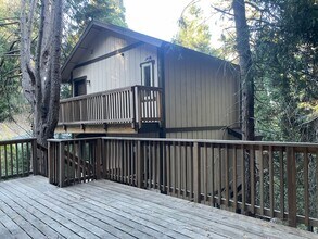 Building Photo - Fabulous mountain retreat freeway close!